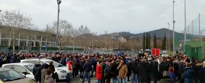 Copertina di Davide Astori, a Firenze centinaia di tifosi radunati allo stadio. Il saluto al capitano viola: “Ciao, per sempre con noi”