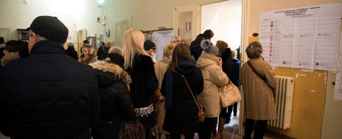 Copertina di Elezioni, alle 23 affluenza al 73%: due punti in meno rispetto al 2013. File ai seggi per il bollino antifrode – CRONACA ORA PER ORA
