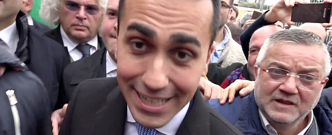 Copertina di Politici in coda ai seggi, dallo stupore di Prodi alla gaffe di Bersani. E poi Renzi, Grillo, e il predellino di Di Maio