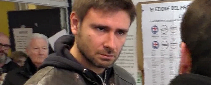 Copertina di Elezioni politiche 2018, il calvario del Dibba che sbaglia seggio: “Non m’è arrivato il tagliandino”. Ai giornalisti: “No battute su Raggi”