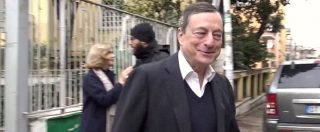 Copertina di Elezioni politiche 2018, Draghi al seggio bacchetta la moglie: “Dai, stai zitta”. Punita per aver risposto ai giornalisti