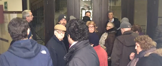 Elezioni politiche 2018, quelli che hanno trovato chiuso. Video di un elettore romano: “La gente è tutta fuori, non si può votare”