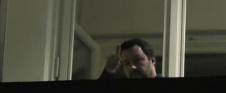 Copertina di Elezioni, la notte di Salvini: sigarette e saluti ai giornalisti dalla finestra di via Bellerio