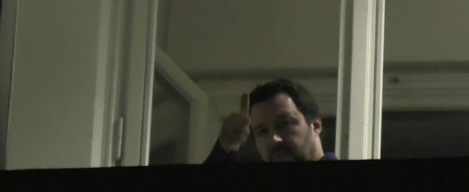 Copertina di Elezioni, la notte di Salvini: sigarette e saluti ai giornalisti dalla finestra di via Bellerio
