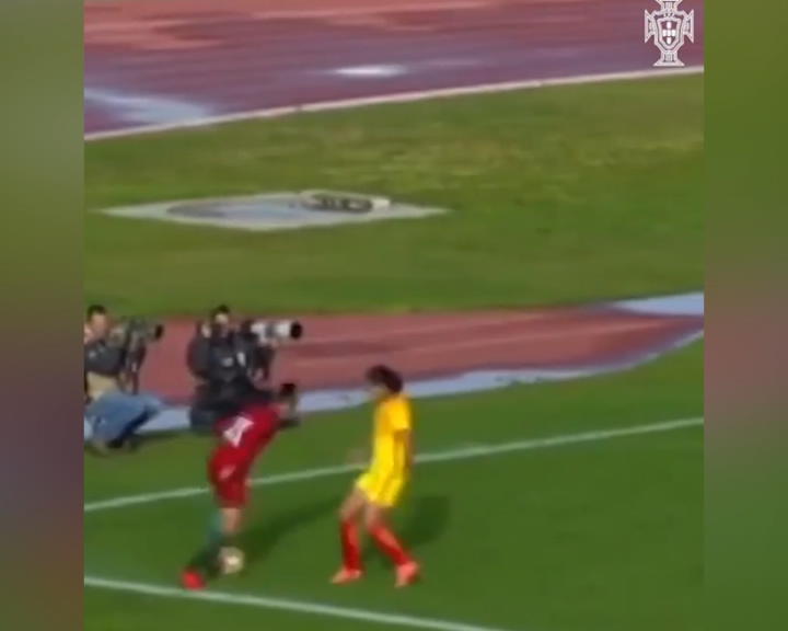 Copertina di Classe nel calcio femminile: il doppio tunnel di tacco che lascia le avversarie di stucco