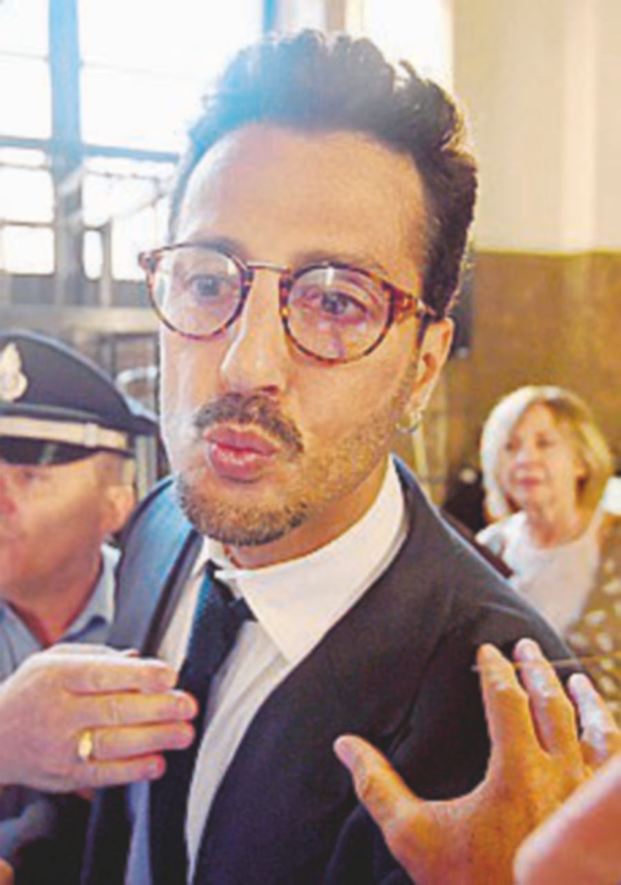 Corona riappare su Fb. La Procura Generale: “Torni in carcere”