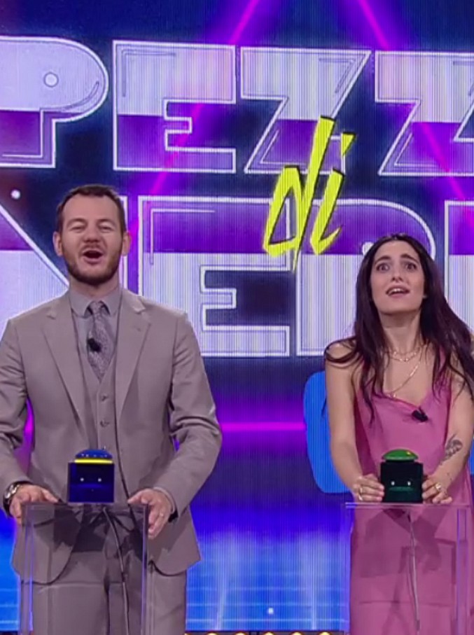 Copertina di Quiz anni 90, Levante e Silvio Muccino sfidano Alessandro Cattelan. In palio il poster dello Chef Tony