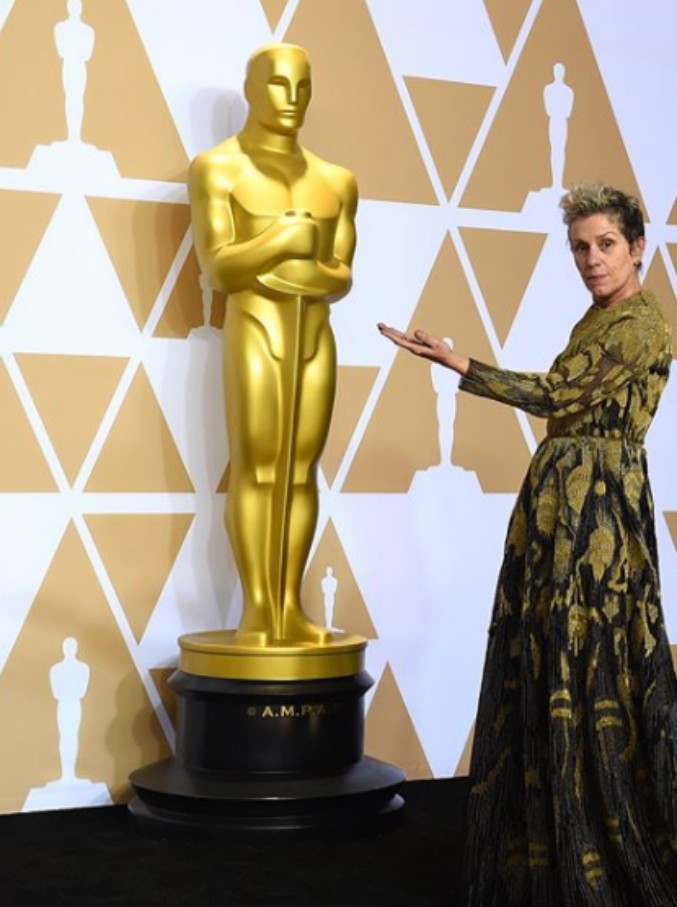 Oscar 2018, chi è il ladro della statuetta di Frances McDormand 'beccato'  dopo pochi minuti (VIDEO) - Il Fatto Quotidiano