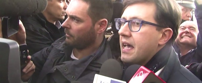 Copertina di Firenze, tensione al presidio in ricordo dell’ambulante ucciso. Spintoni e insulti a Nardella