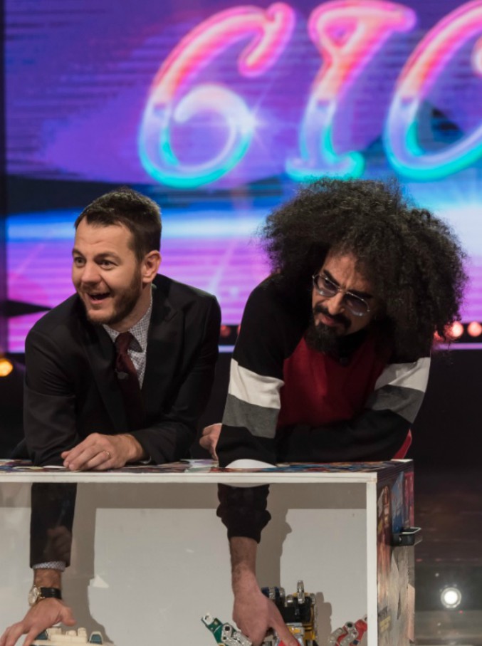 Copertina di Caparezza e le esperienze più strane ai suoi concerti. Poi la sfida con Ale Cattelan a tema giocattoli anni ‘80