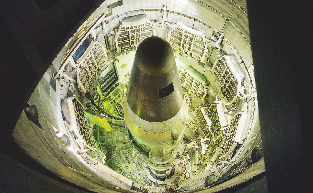 Copertina di La Bomba rende: i business atomici delle mega-banche