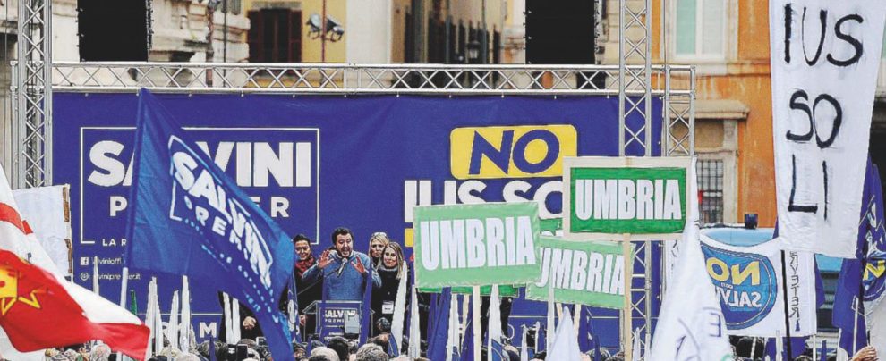 Una piazza della Lega di Matteo Salvini Un governo con i Cinque Stelle per fermare la rovina leghista