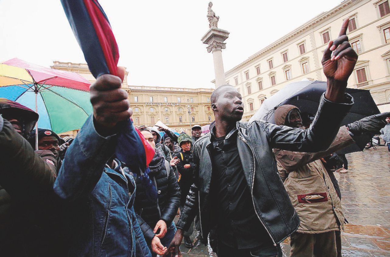 Copertina di Senegalese ucciso, il lutto negato infiamma Firenze