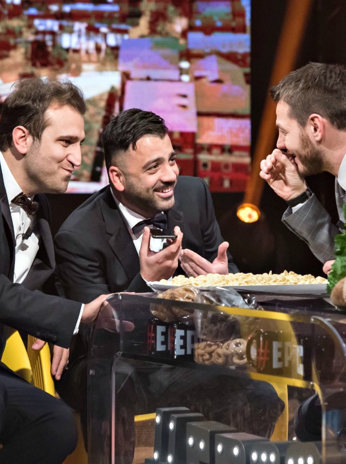 Copertina di Pio e Amedeo e la sfida con Cattelan: la roulette russa è a colpi di torte in faccia