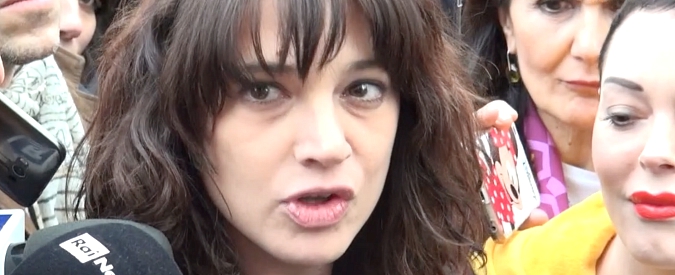 Copertina di 8 marzo, Asia Argento al corteo di Non Una di Meno. Se la prende con i giornalisti: “Via, non fate nulla per le donne”