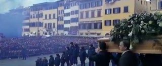 Copertina di Funerali Davide Astori, l’uscita del feretro dalla basilica Santa Croce: applausi e cori dalla folla di tifosi