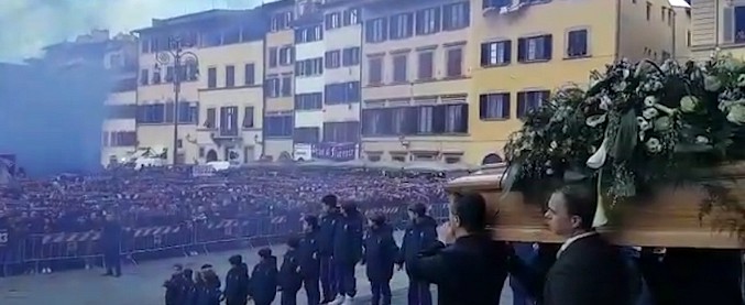 Copertina di Funerali Davide Astori, l’uscita del feretro dalla basilica Santa Croce: applausi e cori dalla folla di tifosi