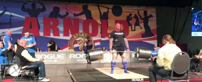 Copertina di Record mondiale, “la Montagna” di Game of Thrones solleva 472 kg. Lo sforzo lo accende come una lampadina