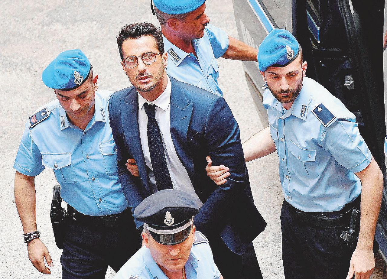 La vera dipendenza che rovina Corona: gossip e soldi facili