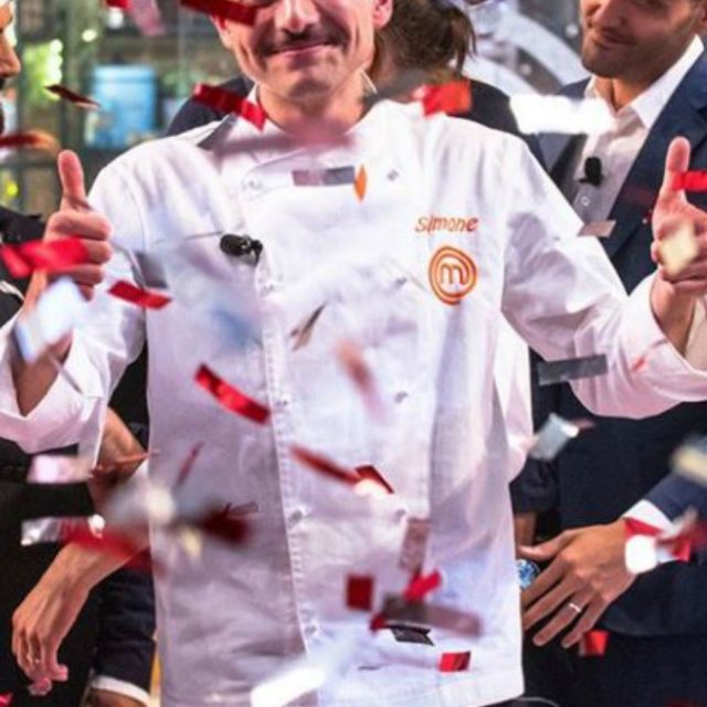 MasterChef 7, il vincitore è Simone: il 21enne che pareva “senza carisma”. Kateryna cade su una rana pescatrice cruda (e no, non si può)