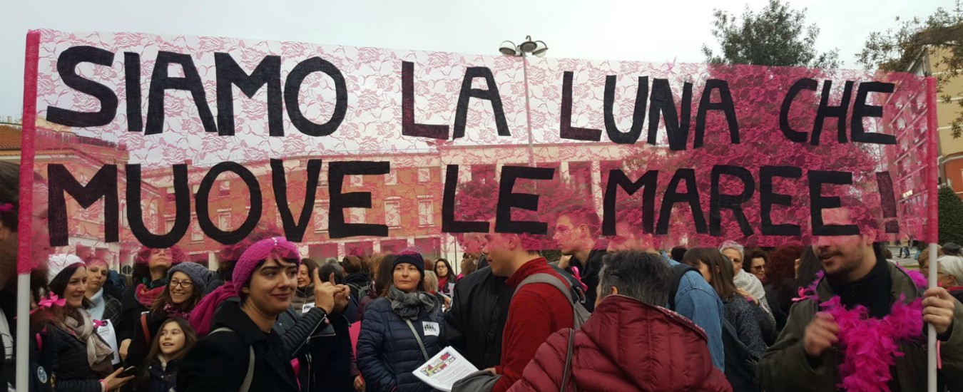 Copertina di ‘Se le donne si fermano si ferma il mondo’, Non una di meno ha riportato il femminismo