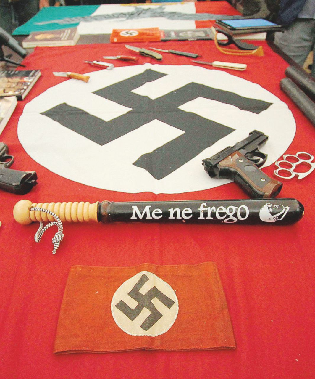 Copertina di Neonazisti a Milano. Condanne a 3 mesi per odio razziale