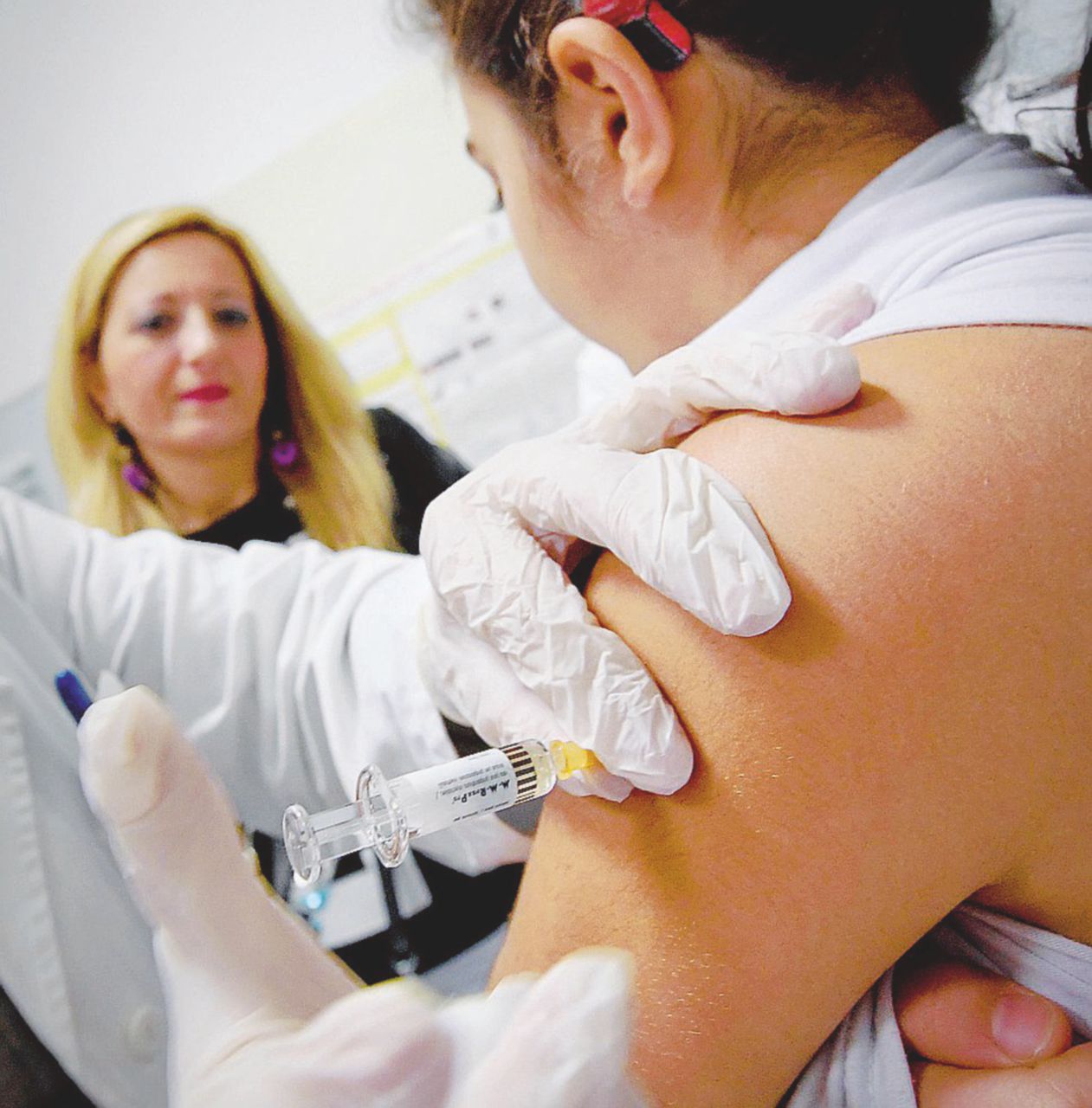 Il caso della bimba morta di difterite: medici e famiglie hanno responsabilità, ma la politica che cavalca l’antiscienza produce sfiducia nei vaccini
