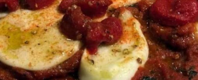 Carlo Cracco, la sua pizza margherita fa inorridire la Rete: “Non ha niente a che vedere con la napoletana”. Ma pare che sia buona