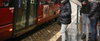 Copertina di Roma, palpeggia e tenta di abusare di donna su autobus ma lei lo immobilizza e lo arresta