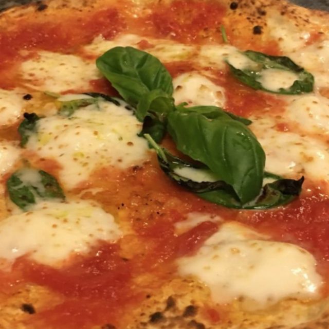 Milano, pizza margherita: dove mangiarla davvero (altro che Carlo Cracco) spendendo meno di 16 euro