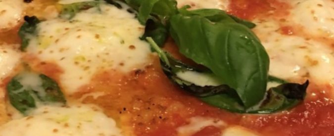 Milano, pizza margherita: dove mangiarla davvero (altro che Carlo Cracco) spendendo meno di 16 euro