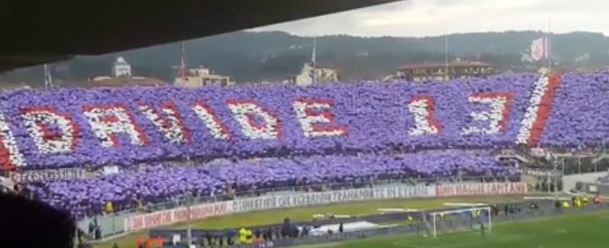Copertina di Davide Astori, al tredicesimo minuto si ferma la partita: la coreografia della curva Fiesole