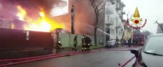 Copertina di Cologno Monzese, vasto incendio in una cartiera. Evacuate 12 famiglie