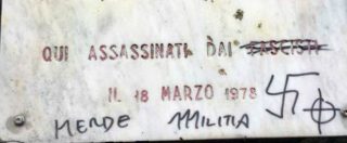 Copertina di Milano, vandalizzata la targa per Fausto e Iaio: svastica e insulti sulla lapide in ricordo dei 18enni assassinati dai fascisti