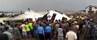 Copertina di Nepal, aereo si schianta su un campo di calcio mentre atterra all’aeroporto di Kathmandu: “Almeno 50 morti”