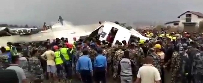 Copertina di Nepal, aereo si schianta su un campo di calcio mentre atterra all’aeroporto di Kathmandu: “Almeno 50 morti”