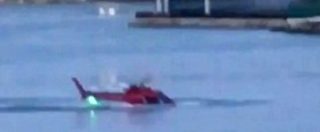 Copertina di New York, elicottero precipita e si inabissa nelle acque dell’East River: morti 5 turisti. Il video dell’incidente