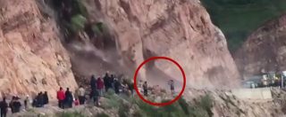Copertina di Si ferma sotto la montagna per filmare la frana: donna muore sepolta dai detriti sotto gli occhi di decine di testimoni