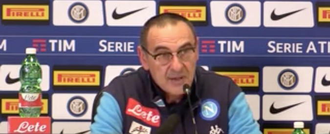 Copertina di Napoli, la domanda della giornalista fa saltare i nervi a Sarri. La risposta è sessista: “Non ti mando a quel paese perché…”