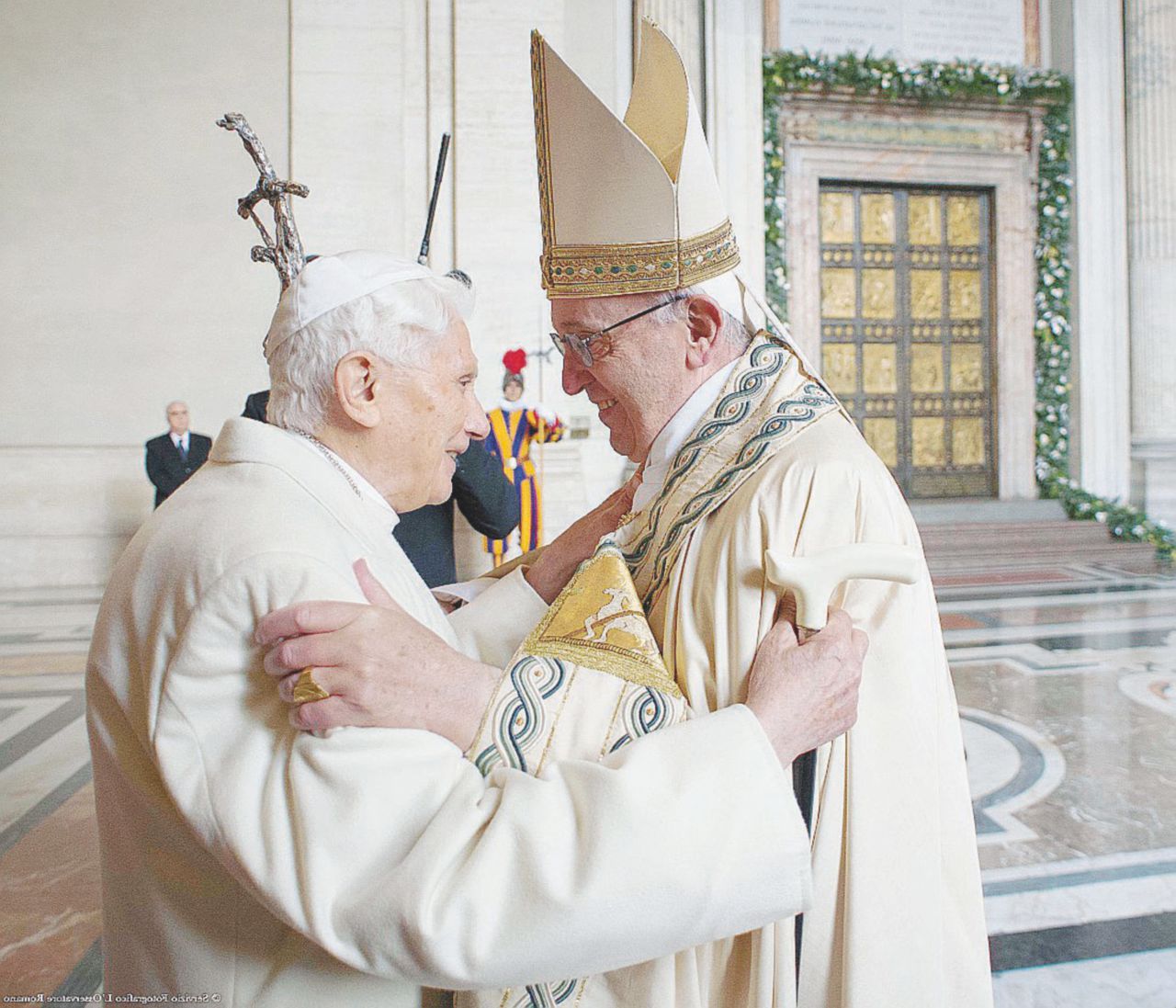 Copertina di Ratzinger agli oppositori: “Francesco un grande Papa”