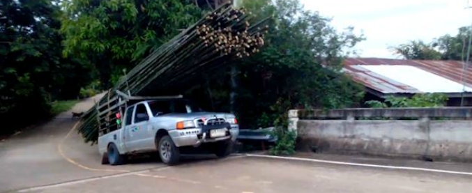 Copertina di Troppe canne? Il pilota del pickup sbaglia tutto: l’auto impenna, il motore fuma e la salita è tutta da ridere