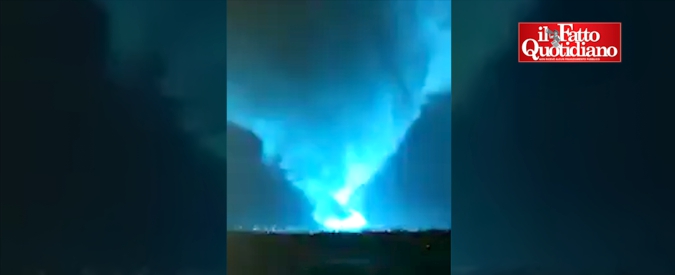 Copertina di Tromba d’aria a Caserta, le immagini girate dagli abitanti. E il fulmine accende l’enorme imbuto
