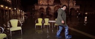 Copertina di Acqua alta a Venezia, i turisti in galosce a piazza San Marco. Il livello è salito fino a 119 centimetri