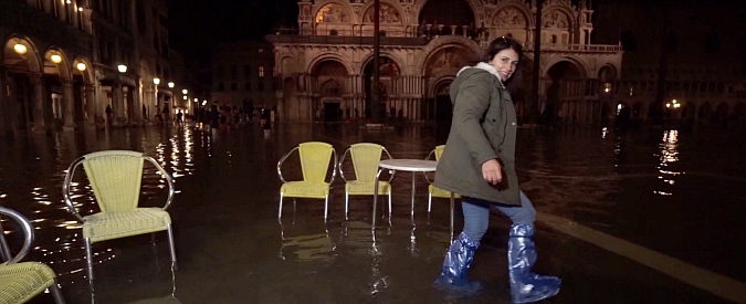Copertina di Acqua alta a Venezia, i turisti in galosce a piazza San Marco. Il livello è salito fino a 119 centimetri