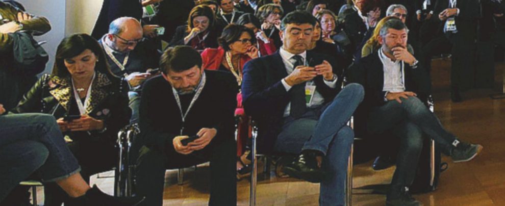 Distratti - Un momento della Direzione del Pd di lunedì: quasi tutti i dirigenti guardano il loro smartphone - LaPresse In una sola foto l’eredità del renzismo