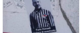 Copertina di Udine, adesivi con la faccia dell’ex primo cittadino Honsell in divisa da deportato e la scritta “sindaco di Auschwitz”
