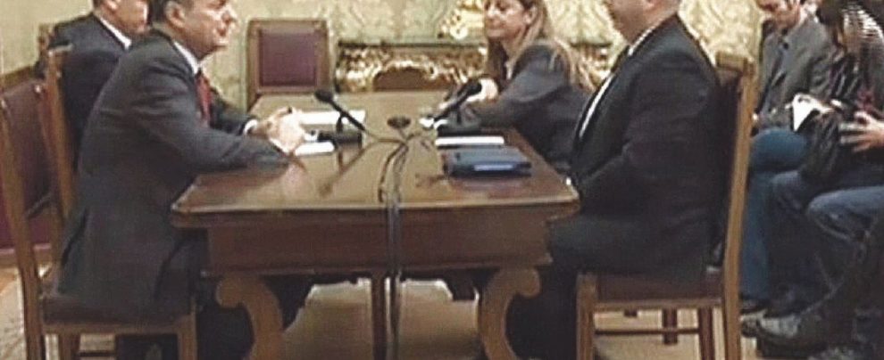 La prima volta - Lo streaming del 2013 tra l’allora segretario Pd, Pier Luigi Bersani e i capigruppo del M5S, Vito Crimi e Roberta Lombardi “I 5 Stelle si sveglino o al prossimo giro la destra fa il pieno”