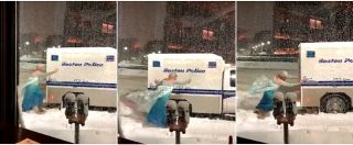 Copertina di Bloccati nelle neve? Niente paura, ci pensa l’eroina di Frozen. Il video dell’uomo vestito da Elsa che ha fatto il giro del mondo