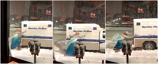 Copertina di Bloccati nelle neve? Niente paura, ci pensa l’eroina di Frozen. Il video dell’uomo vestito da Elsa che ha fatto il giro del mondo