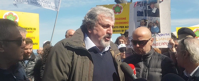 Copertina di Disabili contro Emiliano a Bari per assegni di cura bloccati da luglio: “Vergognati”. Le scuse e le promesse del governatore